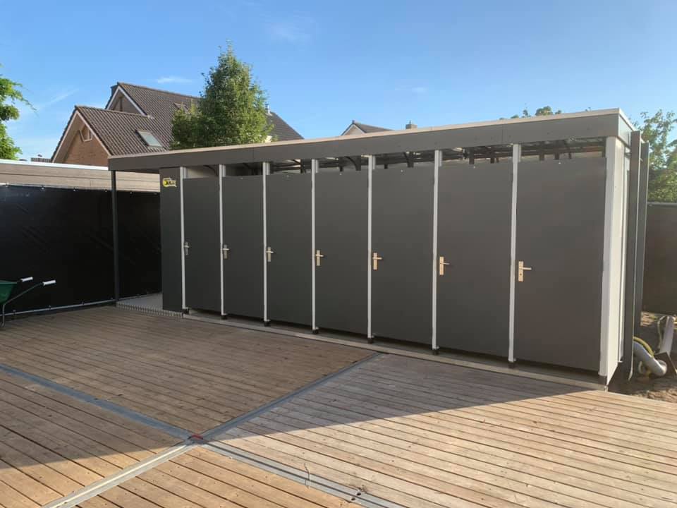 Sanitaire unit met meerdere toiletcabines